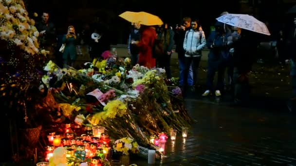 Kaarsen en bloemen gedenkwaardige memorial, Franse ambassade in Kiev, Oekraïne. — Stockvideo