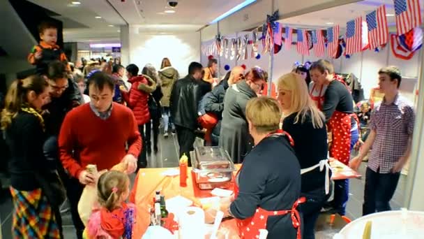 Lidé na dovolené Bazar 2015 v Kyjevě, Ukrajina. — Stock video