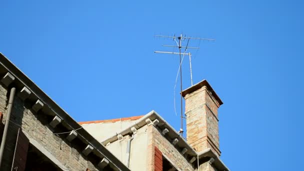 Tremblement de terre, garniture d'antenne sur le bâtiment, ciel bleu, environnement de stress . — Video