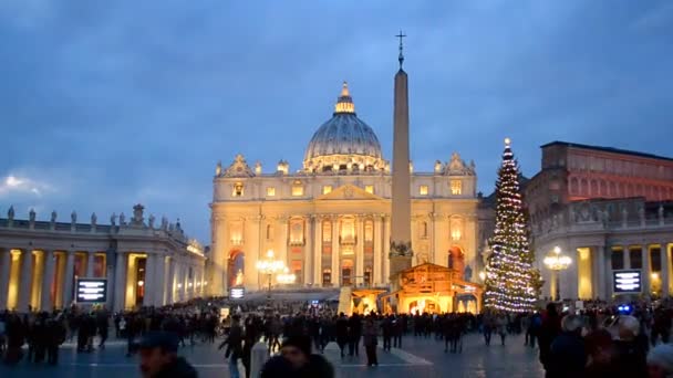 Vakantie kerstboom in het Vaticaan square in Vaticaan, Italië. — Stockvideo