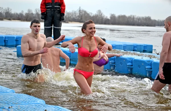 Epiphany in de buurt van Svjato-Pokrovskiy-kathedraal op januari 19,2014, Kiev, Oekraïne. — Stockfoto