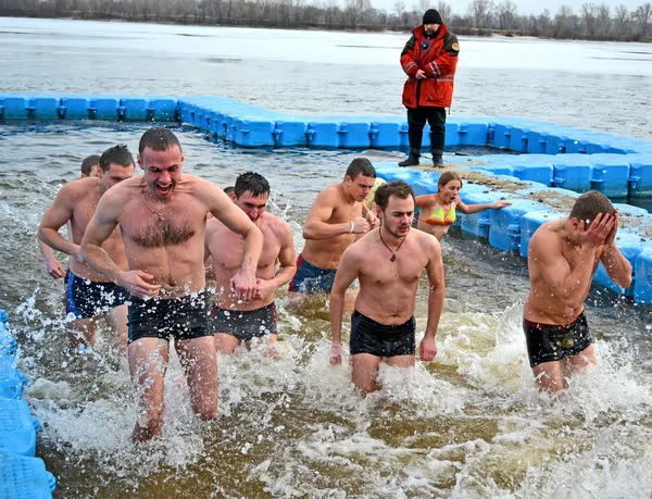 Grupo de hombres corriendo en agua fría, Epifanía en el río Dniéper en Kiev, Ucrania . — Foto de Stock