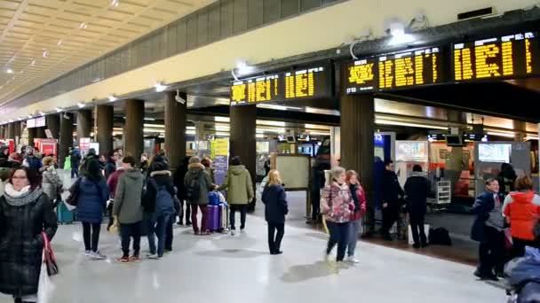 Passagiere am venezia santa lucia bahnhof, venedig, italien. — Stockvideo