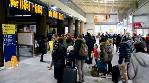 Passagerare på järnvägsstationen Venezia Santa Lucia, Venedig, Italien. — Stockvideo