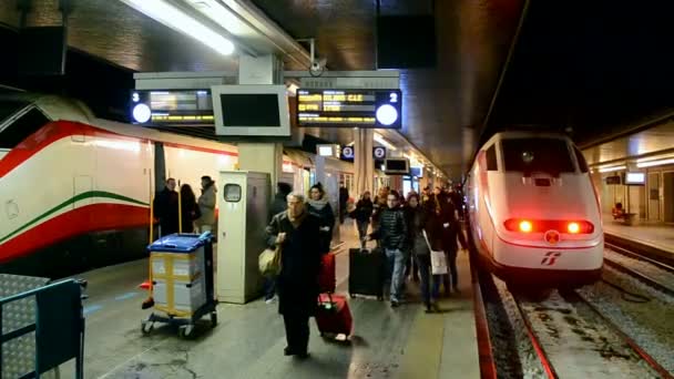 Järnvägsstationen Venezia Santa Lucia i Venedig, Italien. — Stockvideo