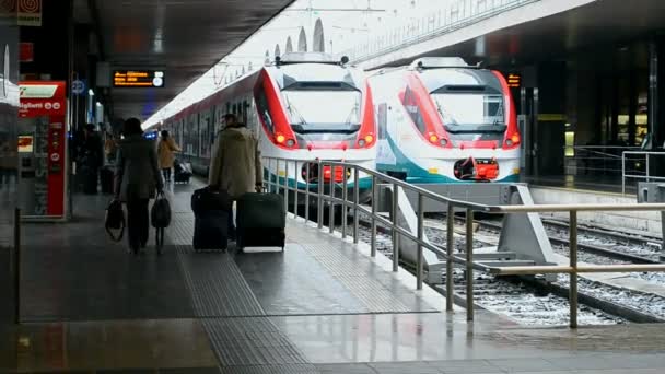 Järnvägsstationen Roma Termini i Rom, Italien. Passagerare på plattformen. — Stockvideo