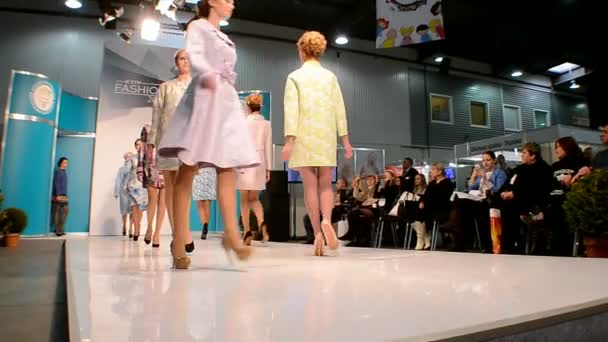 New clothing demo during Kyiv Fashion 2016 in Kiev, Ukraine. — Stock Video