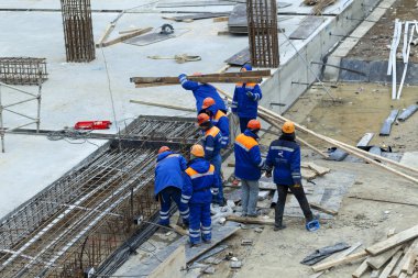 Schüco Vakfı'nın inşaat sahasında işçiler