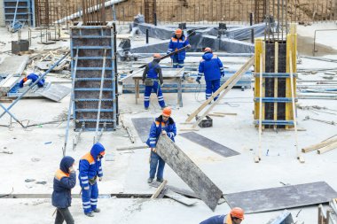 Schüco Vakfı'nın inşaat sahasında işçiler