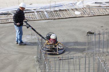 Schüco Vakfı'nın inşaat sahasında işçiler