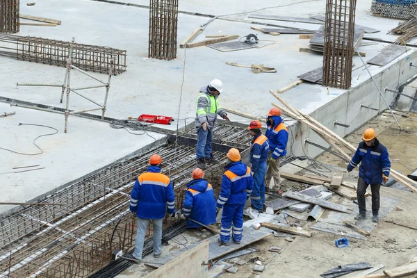 Workers at the construction site of the foundation of the buildi — Stock Photo, Image