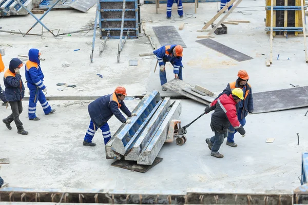 Workers at the construction site of the foundation of the buildi — Stock Photo, Image