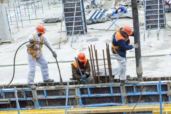 Workers at the construction site of the foundation of the buildi — Stock Photo, Image