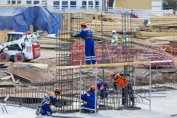 Workers at the construction site of the foundation of the buildi — Stock Photo, Image