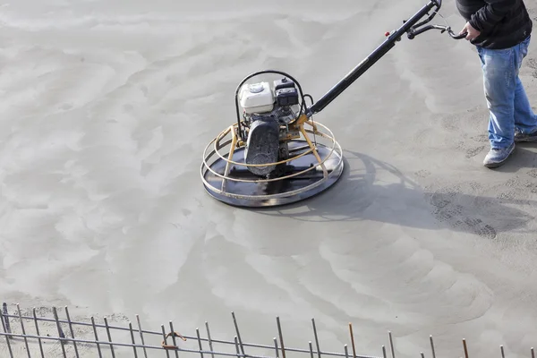 Arbeiter auf der Baustelle für das Fundament des Bauwerks — Stockfoto