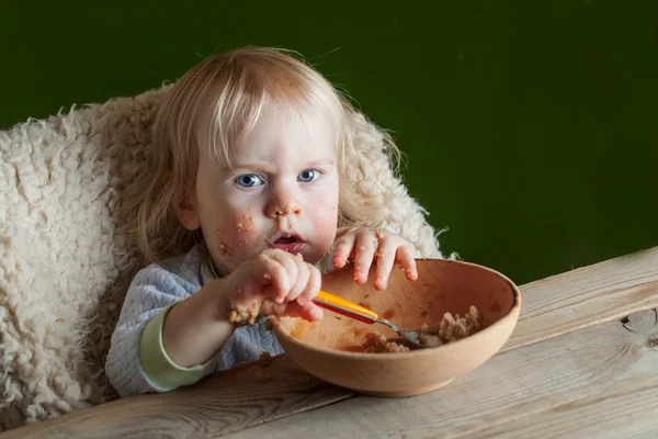 Bébé mange une cuillère à porridge — Photo