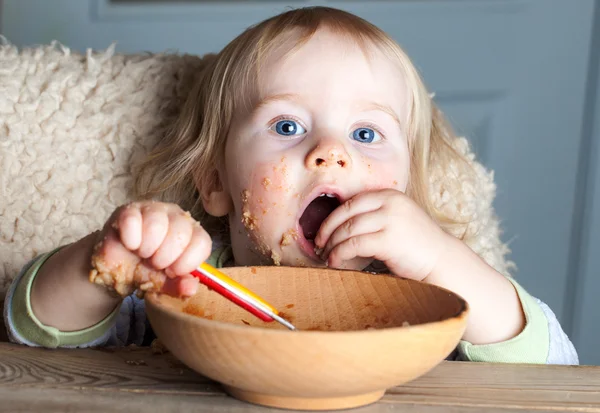 Bebé come cuchara de gachas —  Fotos de Stock