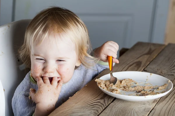 Bebé come cuchara de gachas —  Fotos de Stock