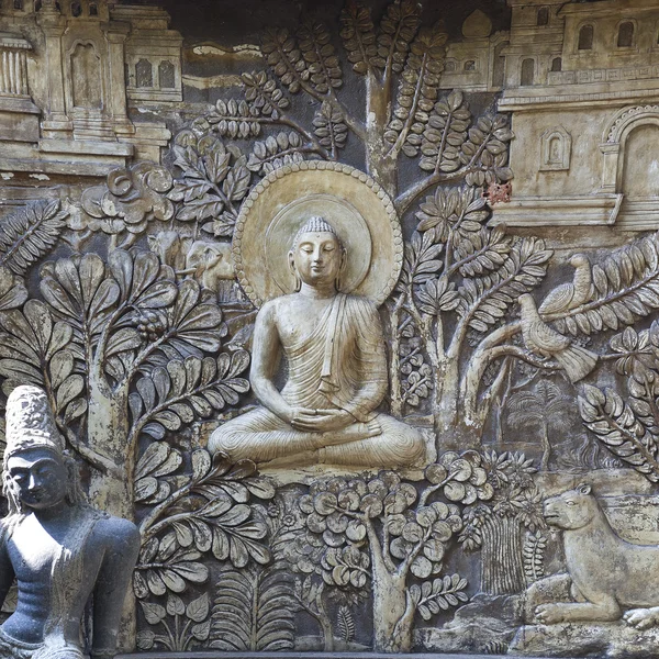 Reliëf sculptuur op de muur van een boeddhistische tempel in Colombo-Sri — Stockfoto