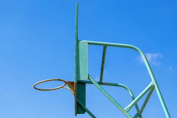 Basketbalveld ring bord tegen de hemel — Stockfoto