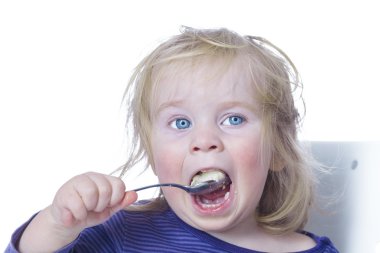 Bebek püresi püresi kaşık yiyor