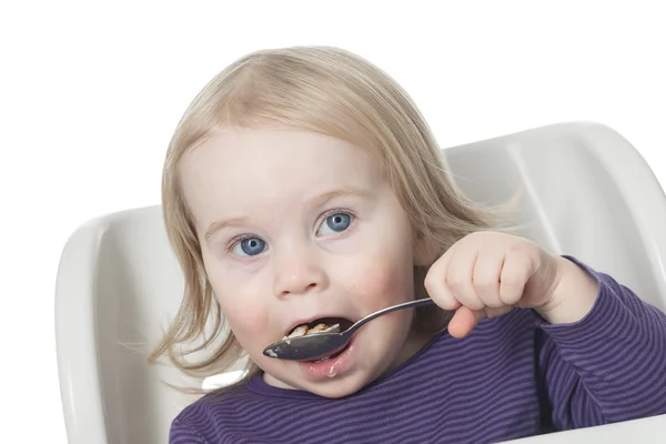 Ребенок ест овсяную ложку пюре — стоковое фото