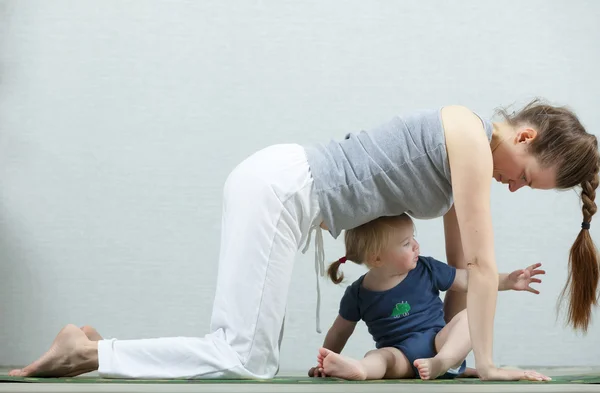 Yoga bebé mamá —  Fotos de Stock