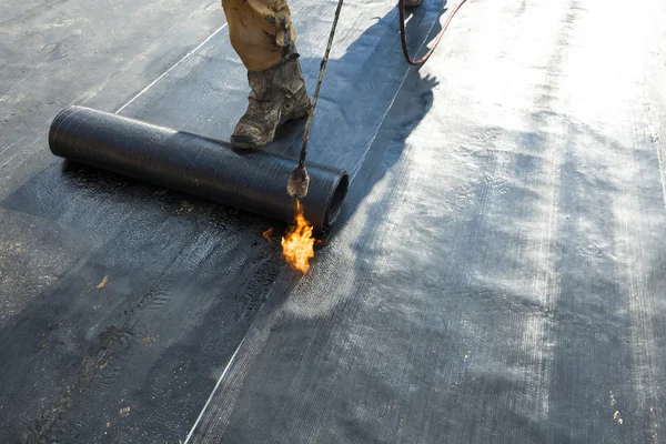 Afdichting roll bitumineuze materiaal in de trog. constructi — Stockfoto