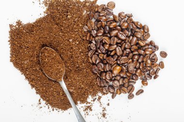 kahve taneleri ve Grinded