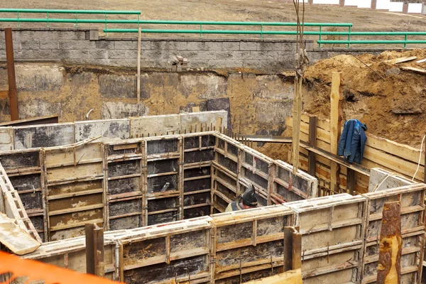Construcción del edificio de la instalación del agujero del suelo encofrado — Foto de Stock