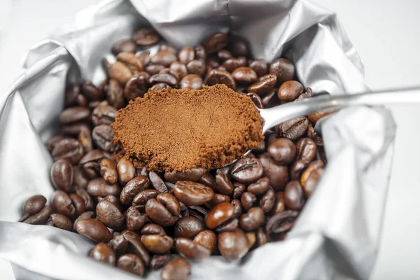 Kaffe kärnor och Grinded — Stockfoto