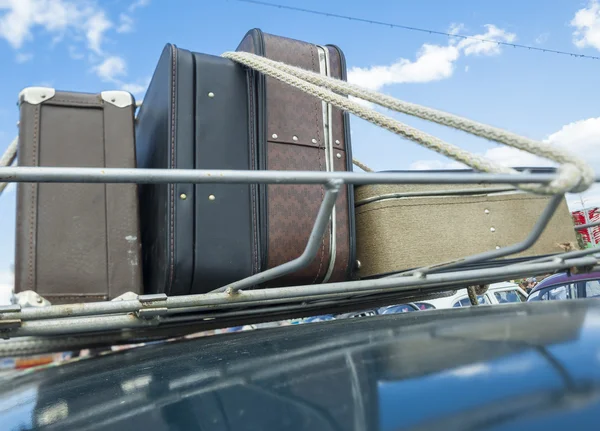 Maletas vintage en el techo del maletero de un coche . — Foto de Stock