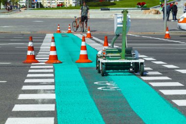 Kentsel yol hizmet yol üzerinde bir yaya geçidi bik çizgi
