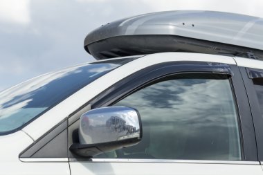 bir arabanın çatısına bavul.