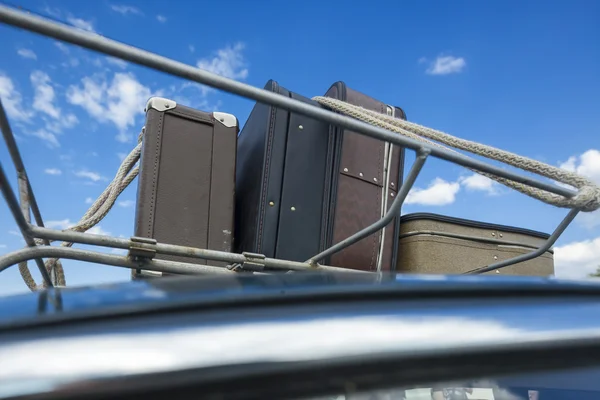 在汽车的行李箱屋顶上的手提箱. — 图库照片