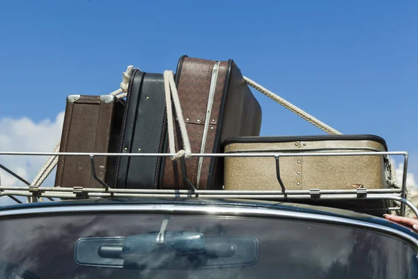 Kufry na střeše kufru auta. — Stock fotografie