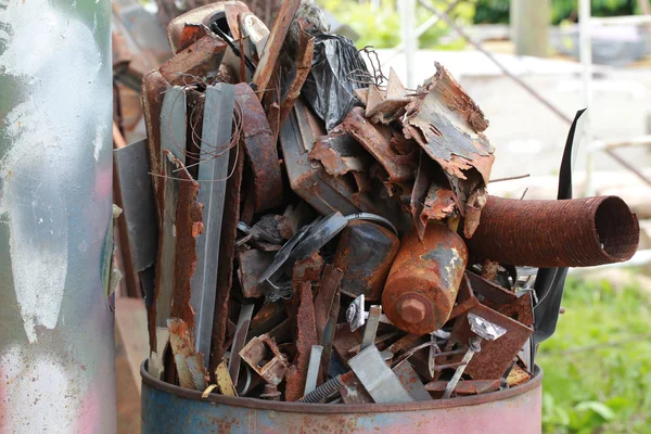Zardzewiały złom żelaza metalowe beczki — Zdjęcie stockowe