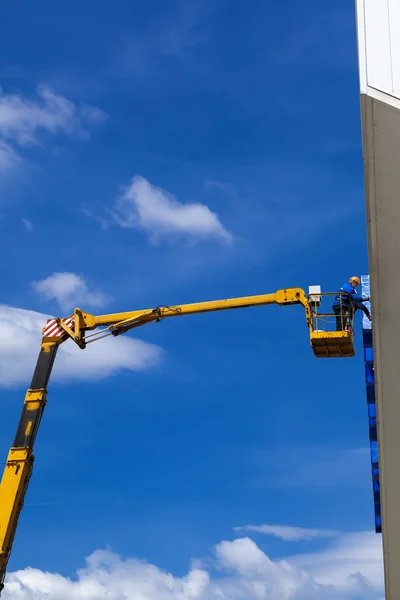 Cleaning skyscrapers outside with a crane - window washing — Stock Photo, Image