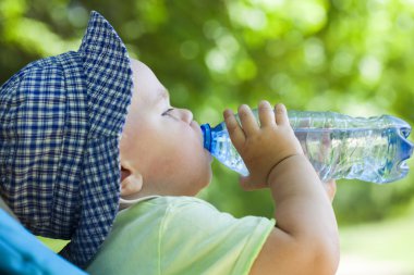 yürümeye başlayan çocuk içme suyu bir şişe