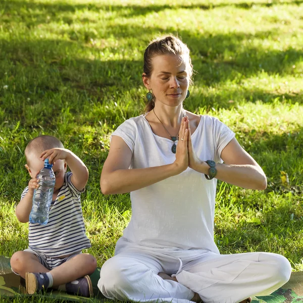 Yoga mamá bebé en el verano parque beber agua — Foto de Stock