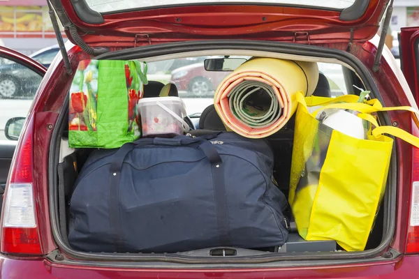 Сумки і речі в багажнику автомобіля — стокове фото