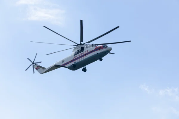 A cargo helicopter is flying in the sky — Stock Photo, Image