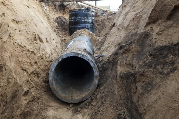 Sewer pipe in the trench — Stock Photo, Image