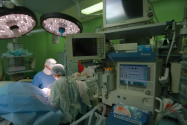 Borrão da equipe de Cirurgiões Médicos que trabalha com Monitoramento do paciente  . — Fotografia de Stock