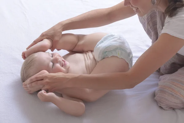 Mom change baby diaper — Stock Photo, Image