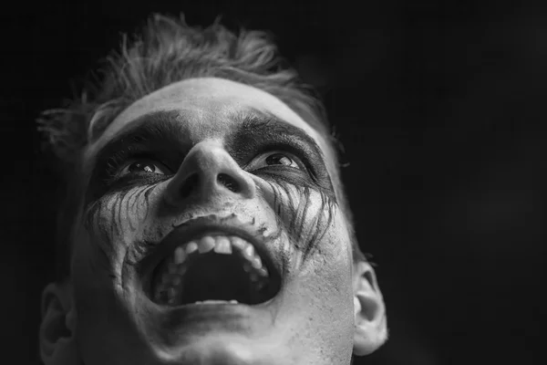 Portrait homme avec maquillage de crâne Halloween . — Photo