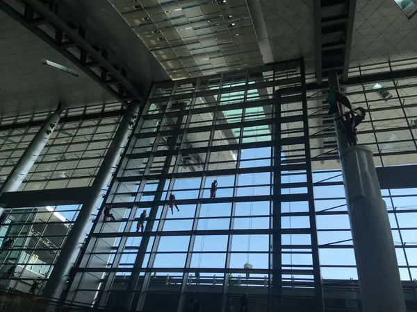 카타르 2020 공항에서 창문을 등산가들 — 스톡 사진