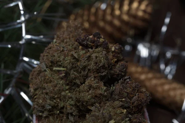 Gros Cône Cannabis Décoration Noël Marijuana Gros Plan Bourgeons Chanvre — Photo