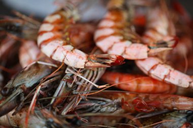 Taze balık ve deniz ürünleri bir sokak kafesinde kızartılıyor.