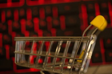 Evden bilgisayar kullanarak online alışveriş. bilgisayar klavyesi